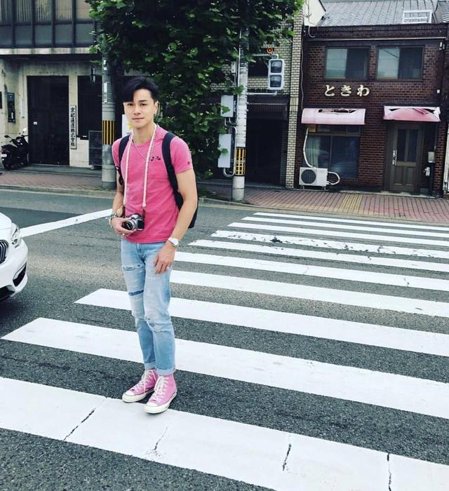曾患罕见病太太不离不弃 TVB当家小生剧中戴墨镜出场遭儿子调侃